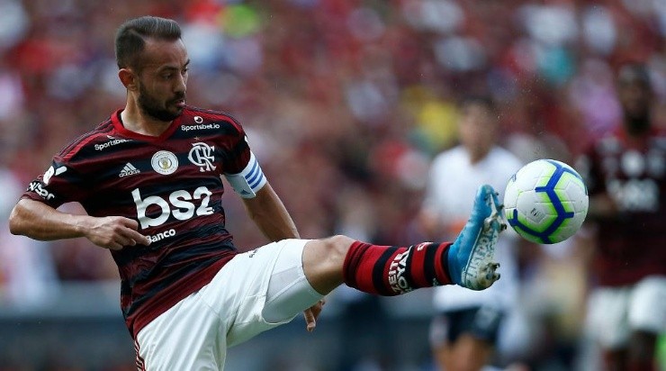 Everton Ribeiro ampliou seu vínculo de 2021 até dezembro de 2023