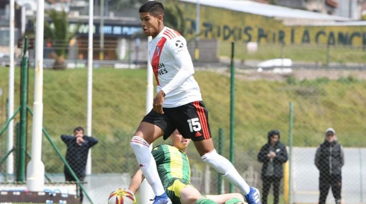 Coudet indicou contratação de volante Lucho Vega, que ainda não estreou no profissional do River