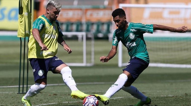 Matheus Fernandes dividindo uma bola com o lado esquerdo Victor Luiz durante o treino do Palmeiras