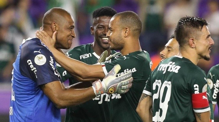 Mayke e Jailson comemorando a vitória do Palmeiras sobre o Atlético Nacional nos penaltis.