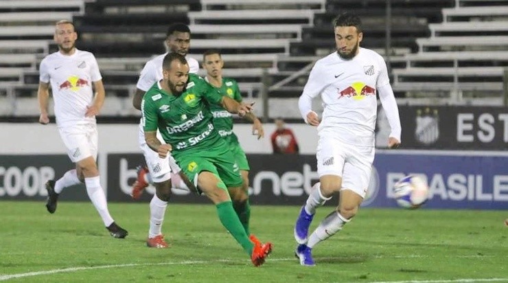 Djavan em ação pelo Cuiabá.