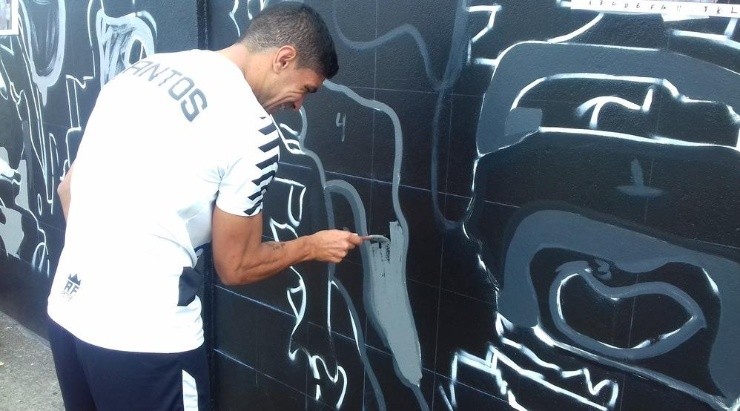 Jogador sonha em ter seu rosto pintado no Muro. Recentemente, Renato pintou o seu próprio rosto