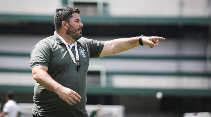 Eduardo Barroca oriente seu time em treino