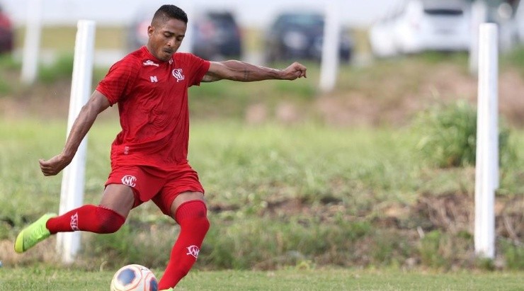 Jorge Henrique deve começar a partida como titular