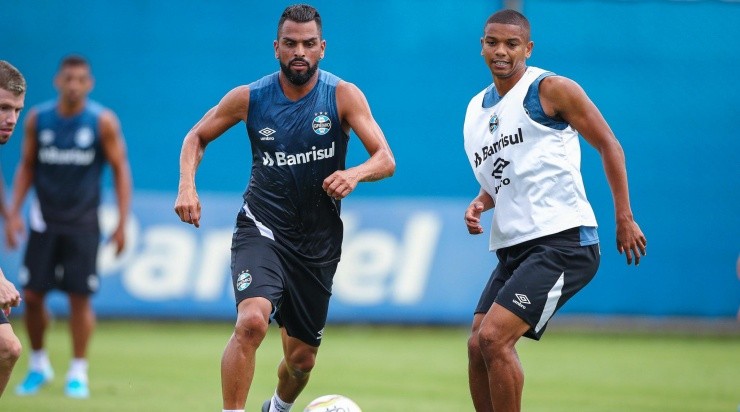 Braz: desfalque por suspensão (Foto: Lucas Uebel/Grêmio/Divulgação)
