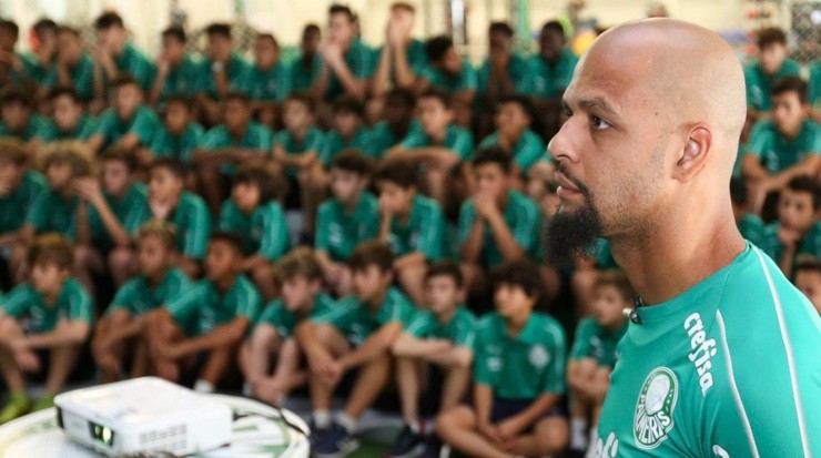 o Volante tem histórico de provocar a torcida santista