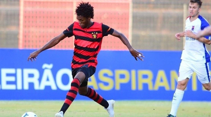 Alê Santos saiu machucado do treino desta segunda-feira (9) Foto: Anderson Stevens- Sport Clube Recife
