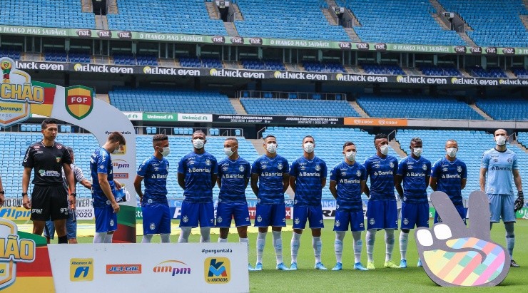 Jogadores protestaram contra as autoridades do futebol usando máscaras de proteção – Foto: Lucas Uebel – Grêmio FBPA