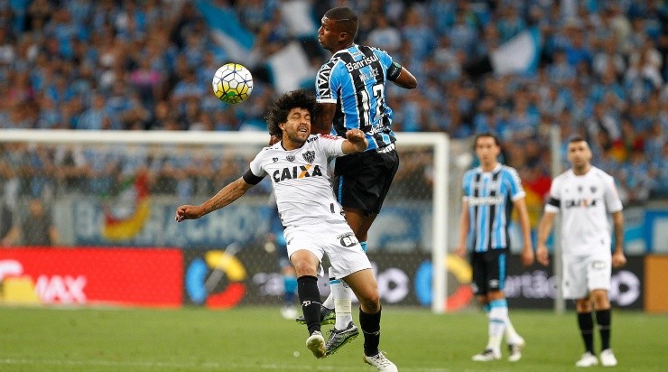 Em ação na final contra o Atlético-MG: Walace saiu após o título da Copa do Brasil (Foto: Lucas Uebel/Grêmio/Divulgação)