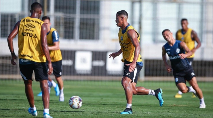 Lucas Araújo: moral com Renato (Foto: Lucas Uebel/Grêmio/Divulgação)