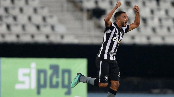 Jogador comemorou a permanência no Fogão – Foto: Vitor Silva/Botafogo.