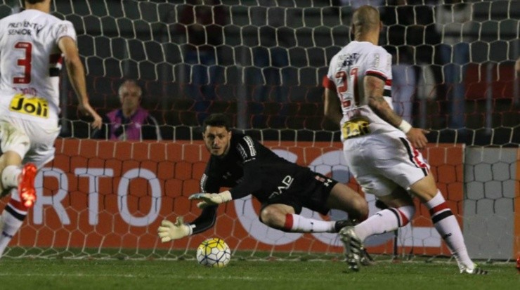 Denis até fez boas partidas, mas foi muito criticado em sua passagem pelo Tricolor – Foto: Rubens Chiri/São Paulo FC.