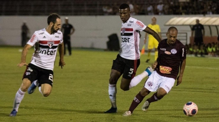 Contra o São Paulo: estreia do meia no Paulista (Foto: Tiago Pavini / Ferroviária S/A / Divulgação)