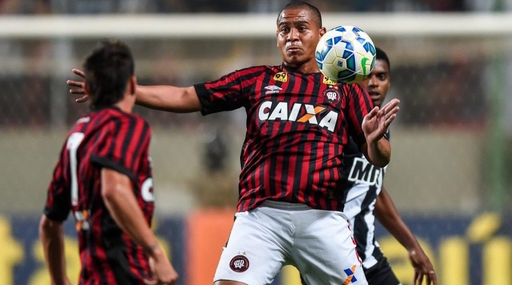 Walter em ação com a camisa do Athletico – Foto:Getty Images