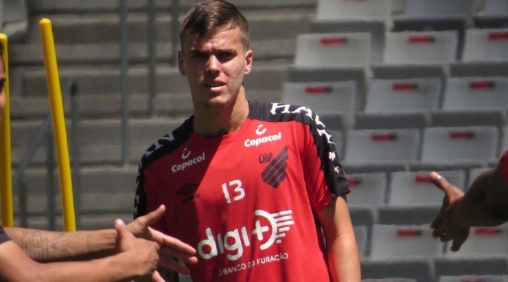 Denner participou de treinos do Athletico na Arena da Baixada — Foto: Fernando Freire/Athletico.
