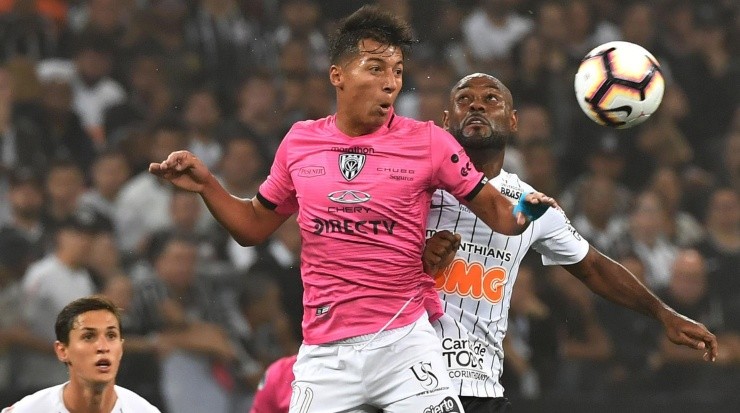 Alan Franco em ação durante partida contra o Corinthians, na Arena.