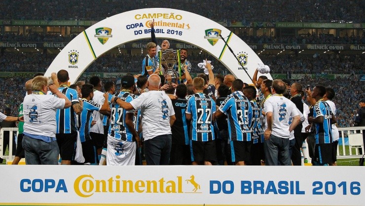 Ao lado Maicon e Marcelo Grohe, Gabriel ergueu a taça da Copa do Brasil (Foto: Lucas Uebel/Grêmio/Divulgação)