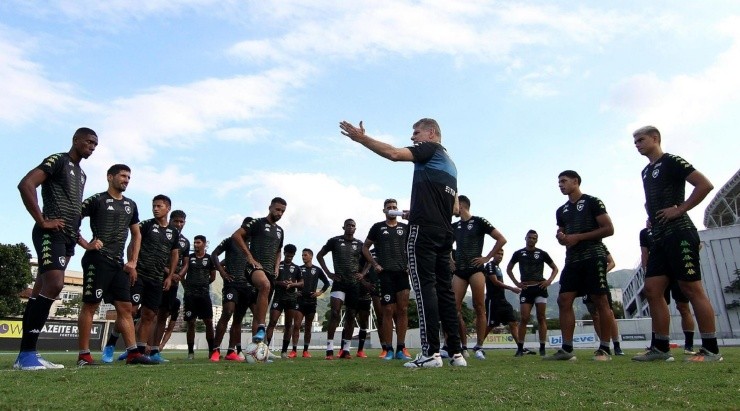 Autuori comanda atividade no Botafogo. (Foto: Vítor Silva/Botafogo)