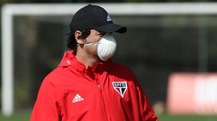 Lá de baixo, no campo, Diniz comandou elenco pelo 2° dia após reapresentação no CT da Barra Funda (Foto: Rubens Chiri/SPFC)