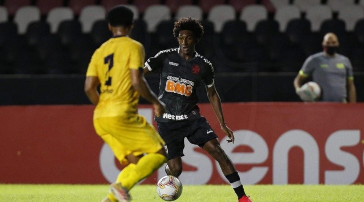 Talles Magno encara a marcação adversária em São Januário (Foto: Rafael Ribeiro/Vasco)