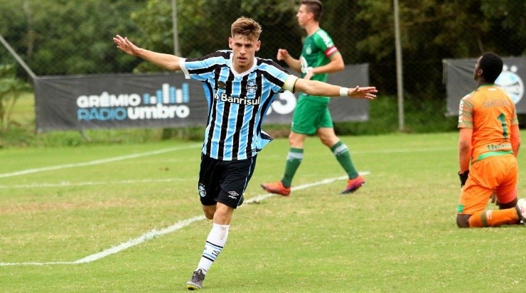 Léo Fenga vem sendo destaque na base – Foto: Reprodução/Twiiter Grêmio.