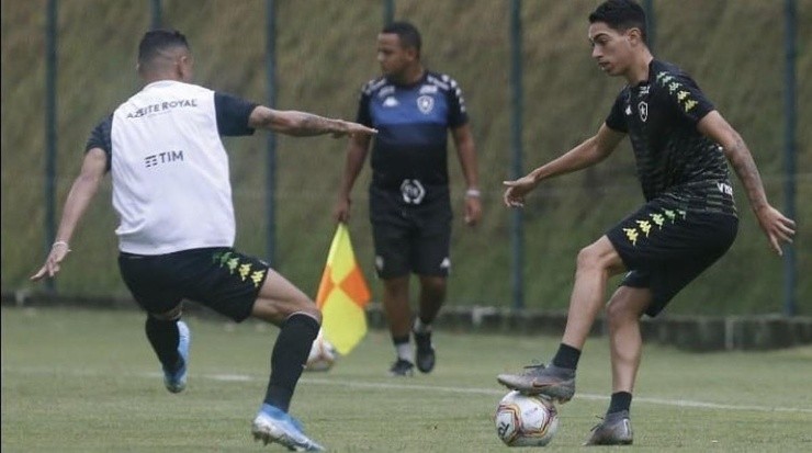 Hugo é uma das apostas da comissão técnica – Foto: Vitor Silva/Botafogo.