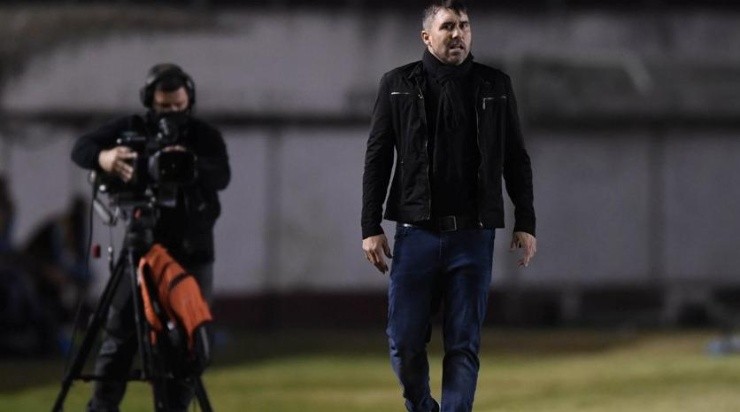 Coudet: na bronca com o gramado do Centenário (Foto: Ricardo Duarte/Internacional/Divulgação)