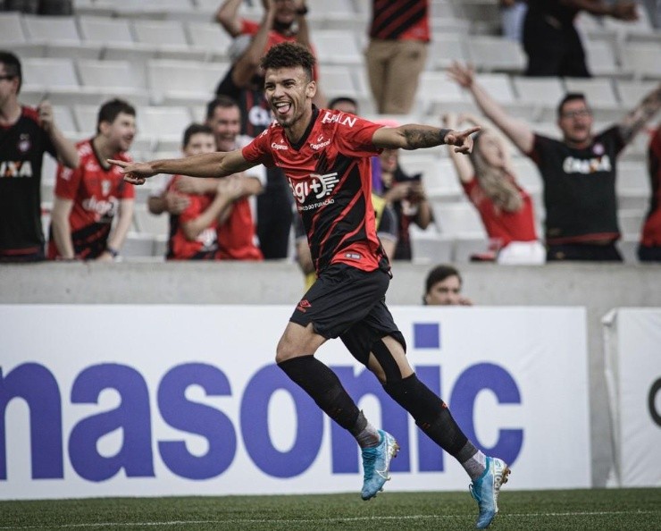 Jajá tambem foi efetivado para o time principal do Athletico Paranaense: Foto: Divulgação