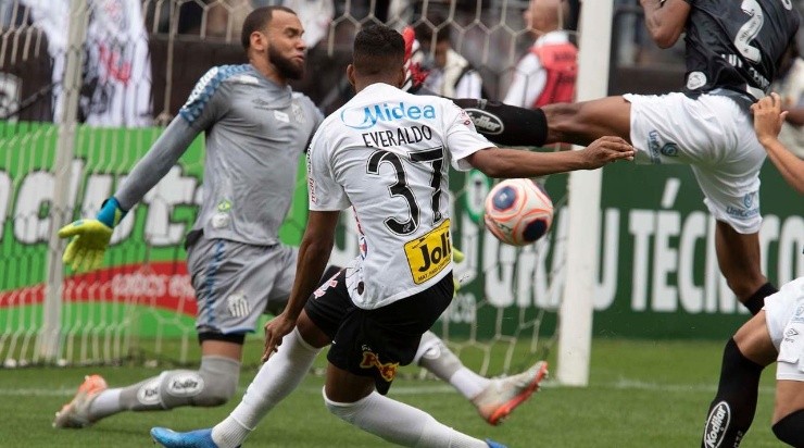 Everaldo começa a partida no banco de reservas – Foto: Daniel Augusto Jr/Corinthians.