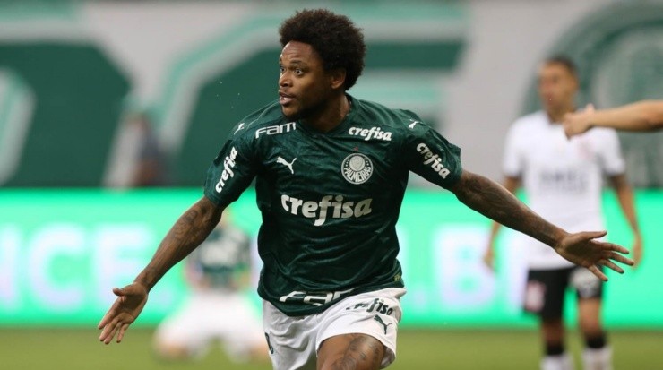 Luiz Adriano abre o placar e corre para o abraço(Foto: César Greco / Ag. Palmeiras)
