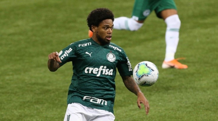 Luiz Adriano vive dias difíceis de isolamento no ataque do Palmeiras, constantemente se desloca em busca de jogo, um dos fatores da anárquico posicionamento ofensivo Alviverde(Foto: Agência Palmeiras)