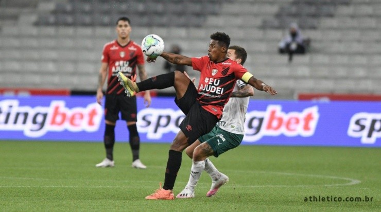 Wellington: capitão lamenta falta do companheiro (Foto: Fabio Wosniak/Site Oficial do Athletico/Divulgação)