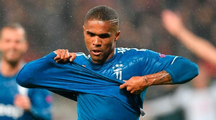 Douglas Costa vem sendo cogitado pelos ingleses.