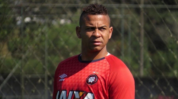 Walter começa a partida no banco de reservas pela primeira vez. Foto: Divulgação