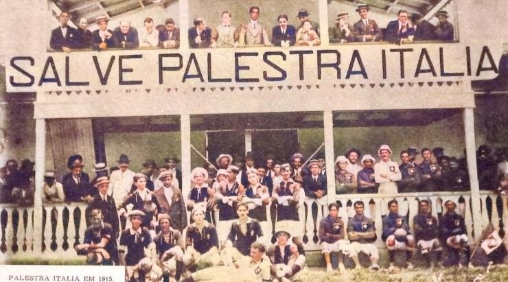 Jogadores e dirigentes do Palestra, à esq e integrantes do Savoia, à dir., no primeiro jogo da história do Verdão(Foto: Arquivo Sociedade Esportiva Palmeiras)