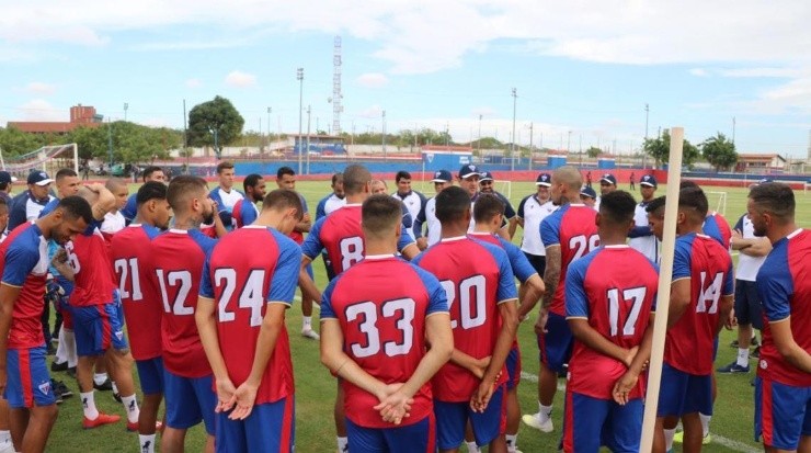 Jogadores do Fortaleza escutando as orientações do técnico Rogério Ceni. Foto: Divulgação