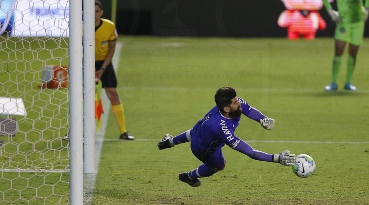 Decisivo: Fernando Miguel pegou dois pênaltis contra o Goiás (Foto: Rafael Ribeiro/Vasco/Divulgação)