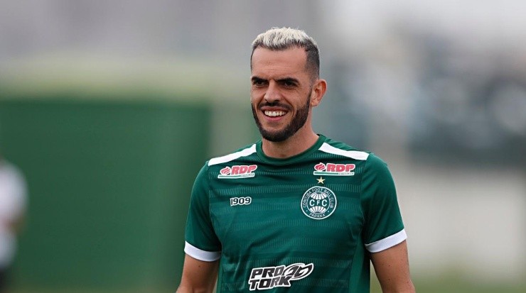 Rhodolgo está de volta ao Coritiba para a partida contra o Goiás. Foto: Divulgação