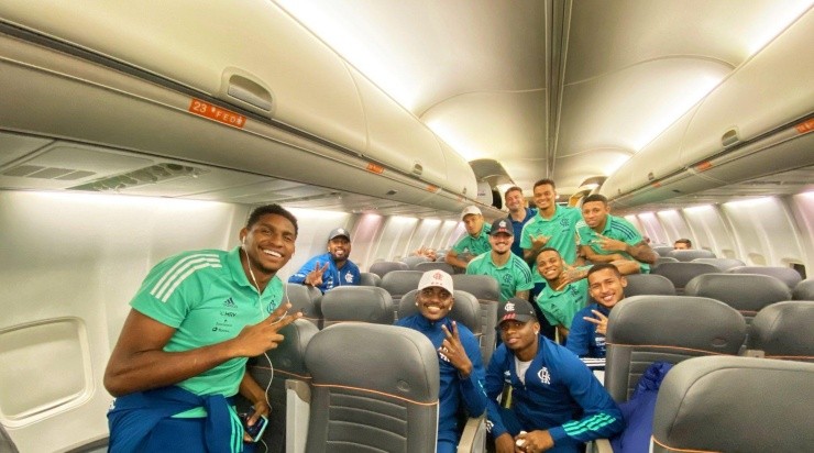Jogadores do Flamengo posando para foto sem máscara. Foto: Divulgação