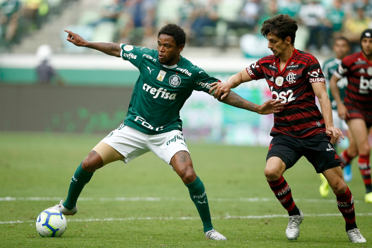 Luis Adriano disputa bola com Rodrigo Caio. (Foto: Getty Images)