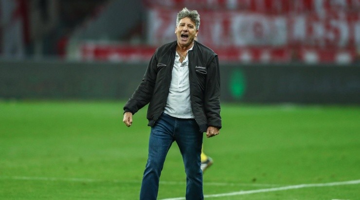 Renato vibra com gol de Pepê no Gre-Nal: vitória no clássico deu tranquilidade (Foto: Lucas Uebel/Grêmio/Divulgação)
