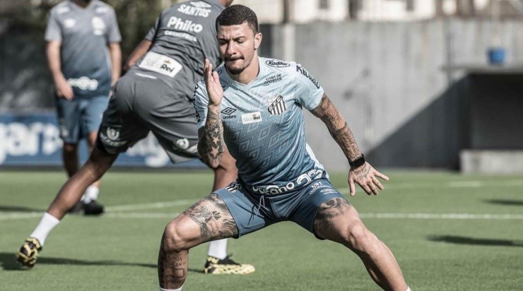 Alison está relacionado para a partida diante do Olímpia (PAR). Foto: Ivan Stori