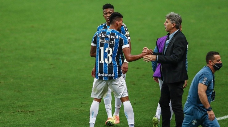 Rodrigues e Renato: jovem tem a confiança do técnico (Foto: Lucas Uebel/Grêmio/Divulgação)