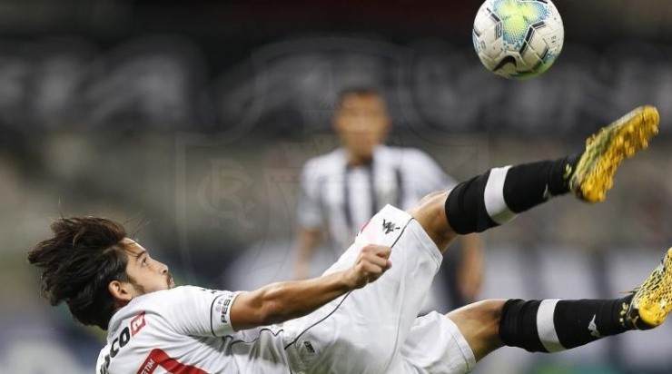 Golaço de Benítez abriu o placar no Mineirão (Foto: Rafael Ribeiro/Vasco/Divulgação)