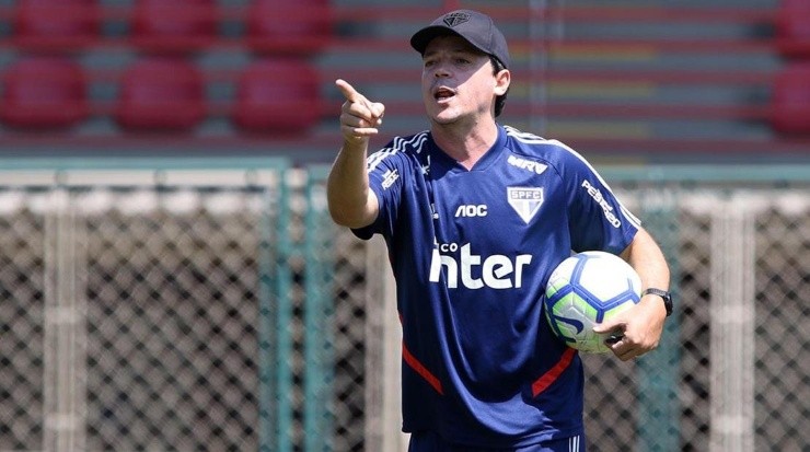 Diniz deve continuar no comando para a próxima partida – Foto: Rubens Chiri/São Paulo FC.