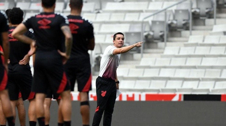 Barros: interino soma 4 vitórias, dois empates e duas derrotas no ano (Foto: Athletico/Site Oficial/Divulgação)