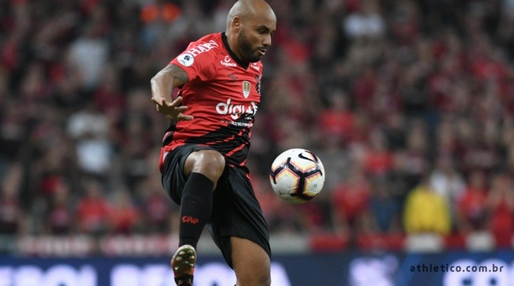 Jonathan: titular na LD (Foto: Miguel Locatelli/Site Oficial do Athletico/Divulgação)