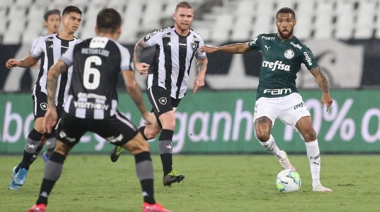 Wesley procurou desenvolver suas jogadas rápidas, porém, muito bem marcado, parou no sistema defensivo do Botafogo (Foto: César Greco/Ag.Palmeiras)