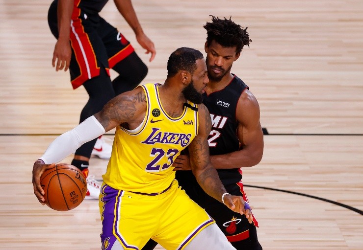 LeBron James e Butler em quadra. (Foto: Getty Images)