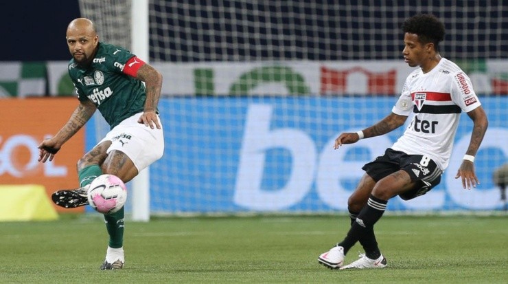 Felipe Melo perdeu a eficiência nas bolas longas. O capitão não compromete, mas tem demostrado queda de rendimento no decorrer das partidas. No final da partida, após 2ª derrota consecutiva, ao ser perguntado sobre ineficácia do setor ofensivo, mandou questionarem o treinador (Foto: César Greco/Ag. Palmeiras)